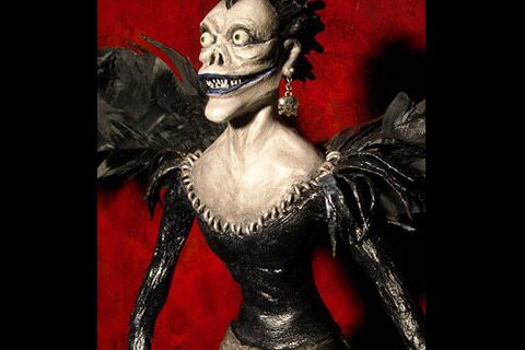 "Nachtschatten" - Eisendraht, Modelliermasse, Federn, Acryl, Steinsockel - Almut Rybarsch-Tarry // Skulptur Objekt Wandgestaltung Installation