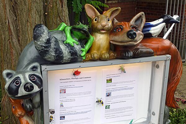 Tierschaukasten zur Bekanntmachung der aktuellen Nachhaltigkeitsprojekte in der Paulus Kultur Kirche, Dortmund - Almut Rybarsch-Tarry // Skulptur Objekt Wandgestaltung Installation