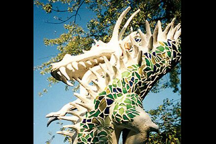 Krolok -  Höhe ca. 5m, Eisenrohr-Gestell, Maschendraht, Zementspachtel, Weinflaschen - Almut Rybarsch-Tarry // Skulptur Objekt Wandgestaltung Installation